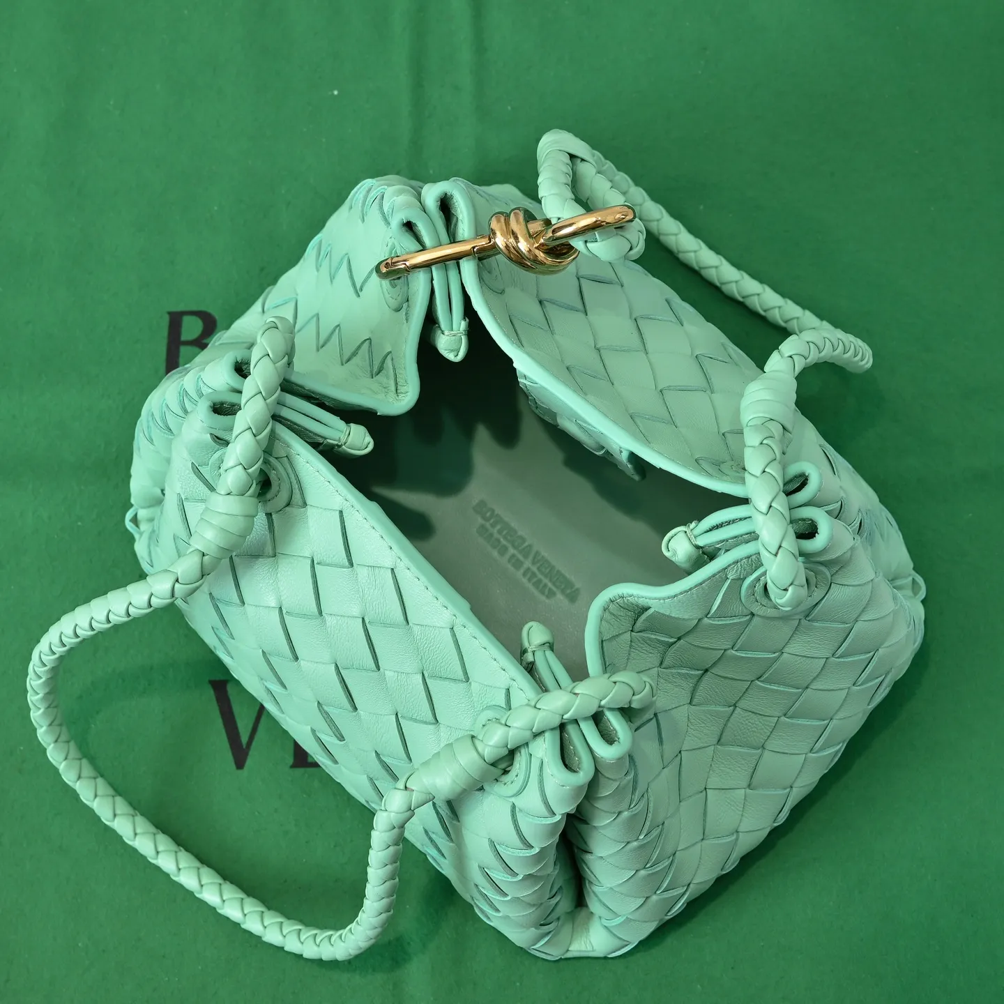 Batch 1760 BV home is new! Andiamo combines Bottega Veneta archives parachute handbags to inherit retro elements and integrate modern trends. The same style as Shu Qi's Beijing Night. It is a continuation of the classic bag. It has three functions: hand carry, shoulder and cross-body. It is embellished with metal brass knot buckles. The capacity of the small one is amazing. It can easily hold sunglasses in a box/small bottle of water/powder powder/charger and other daily necessities when going out. The upper body is versatile. Style number: 6569 Size: 21*17*16.5cm